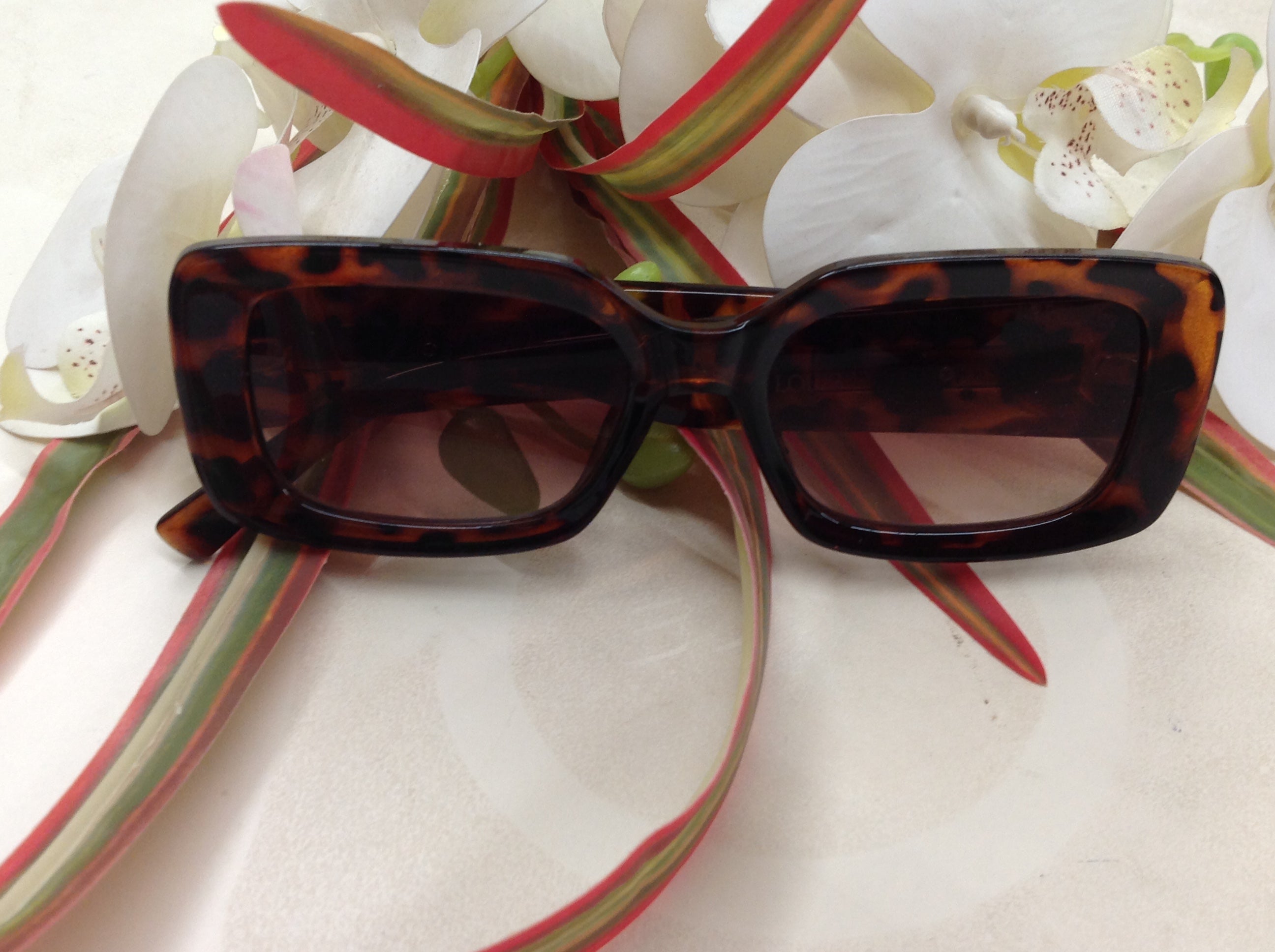 Unisex UV Proctected Rectangle Sunglasses W9045 C49