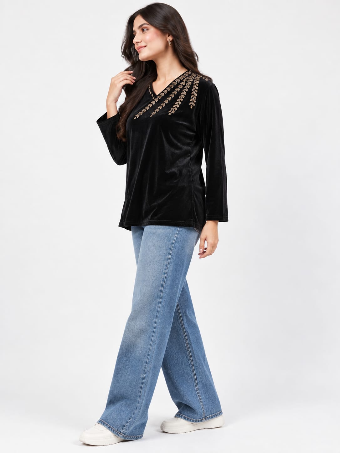 Woman Embroidered Velvet Top
