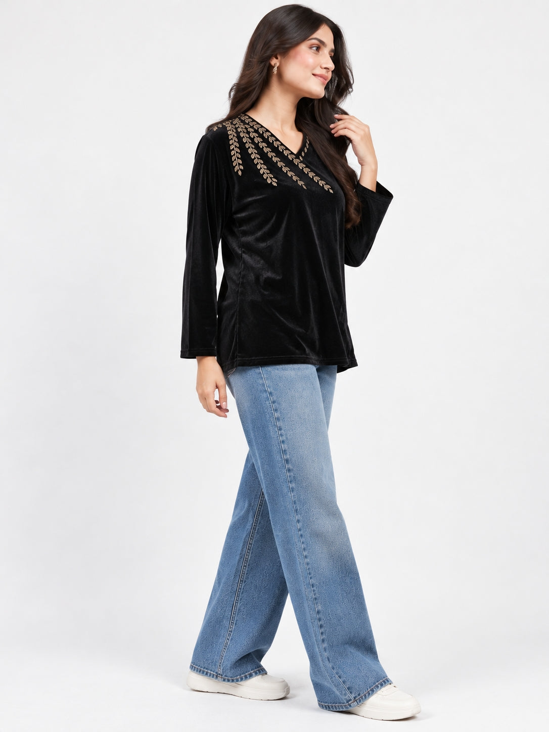 Woman Embroidered Velvet Top
